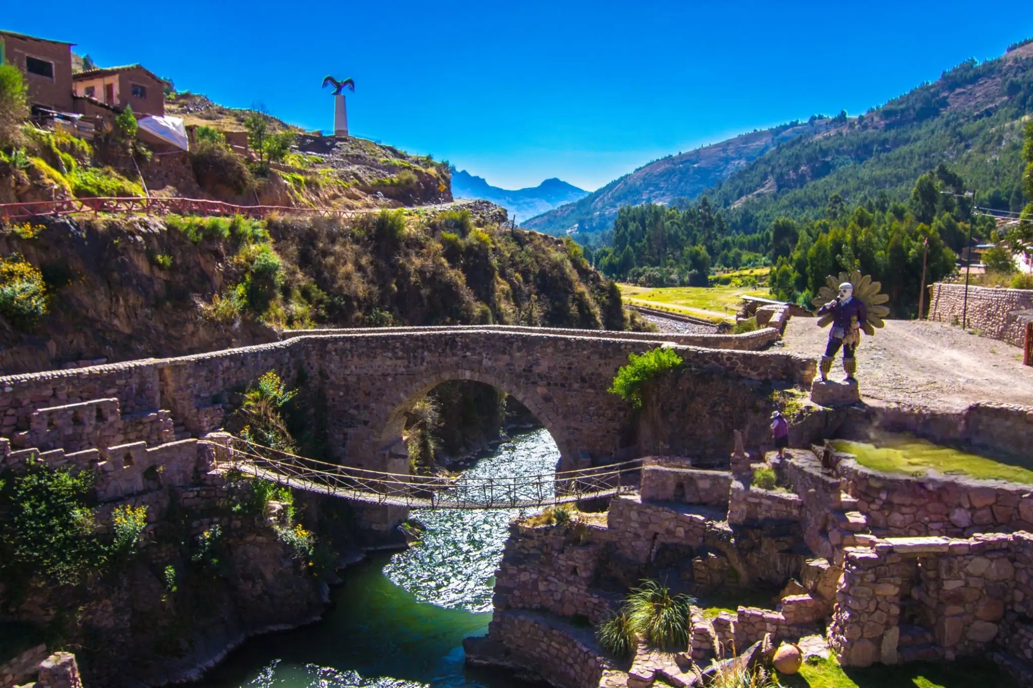 Día 1: Cusco – Cusipata – Mirador de Combapata – Pampamarca – Puente Q’eshuachaca – 4 Lagunas – Cusco