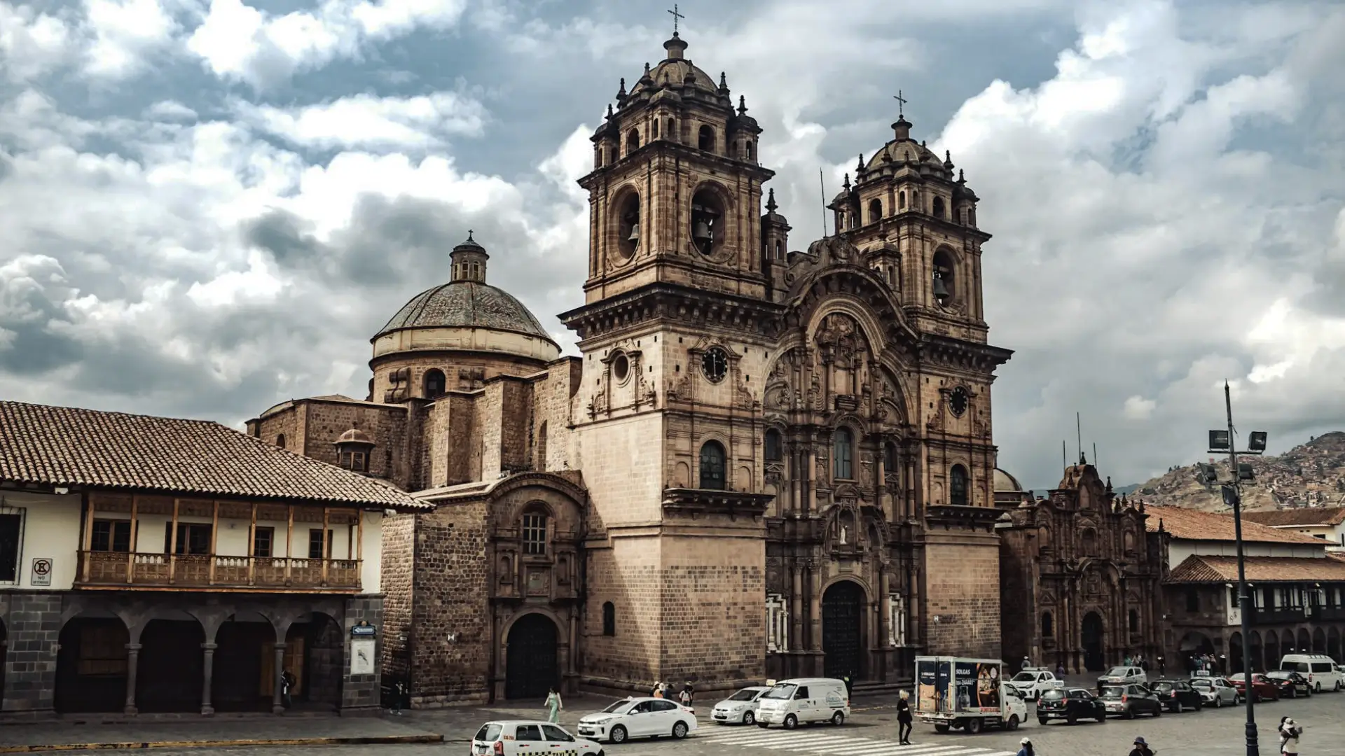 6:00 - 7:00 am : Pick up at the hotel - Departure from Cusco